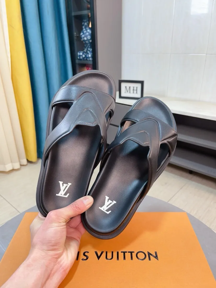 Men's shoes 💰360🌹🌹 (lv-Louis Vuitton) new men's sandals, high-end boutique, exquisite embossed logo decoration on the upper, fine workmanship, super soft soles, casual, loose and comfortable, a must-have in summer! \nsize：38-44
